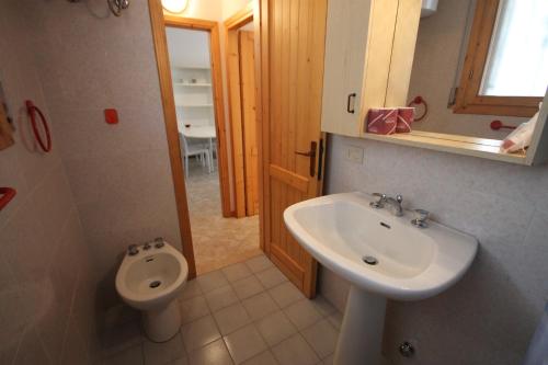 リド・ディ・ポンポーザにあるAgenzia Vear - Lido degli Scacchiのバスルーム(洗面台、トイレ付)