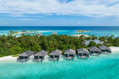 una vista aerea di un resort nell'oceano di Le Meridien Maldives Resort & Spa ad Atollo Lhaviyani