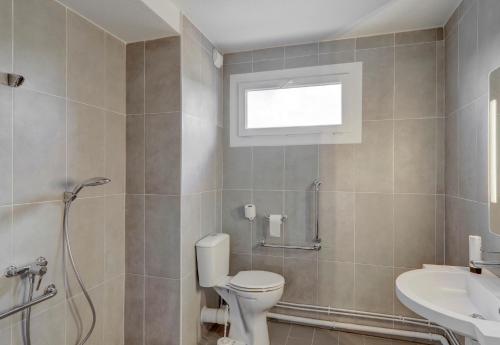 Ένα μπάνιο στο B&B HOTEL Montluçon Saint-Victor