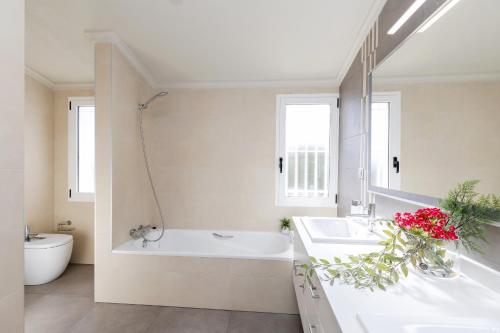 ein Badezimmer mit Badewanne, Waschbecken und Toilette in der Unterkunft Luxury Villa Premium Salinas in Santa Pola
