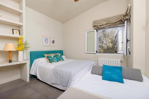 サンタ・ポラにあるLuxury Villa Premium Salinasの窓付きの部屋 ベッド2台