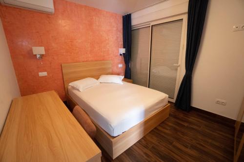 Кровать или кровати в номере Blue Marlin Hotel