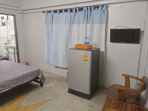 Cette chambre dispose d'une fenêtre et d'un petit réfrigérateur. dans l'établissement ห้องพักสุขสบายวังหลัง, à Bangkok