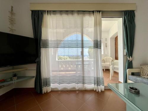 沙姆沙伊赫La Vista Mare Domina Coral Bay的客厅设有窗户和沙发