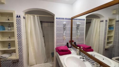 沙姆沙伊赫La Vista Mare Domina Coral Bay的带浴缸、水槽和淋浴的浴室