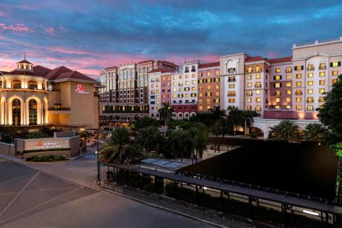 馬尼拉的住宿－Manila Marriott Hotel，享有棕榈树酒店和建筑的景色