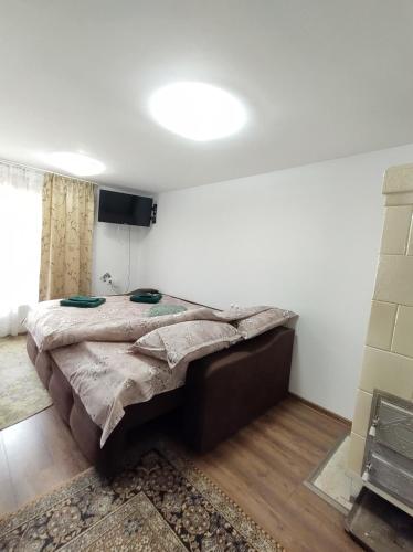 1 dormitorio con 1 cama grande en una habitación en Casa Golub - Transylvania - Romania en Mischiu