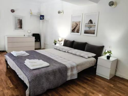 ein Schlafzimmer mit einem großen Bett mit zwei Handtüchern darauf in der Unterkunft Accogliente loft in palazzo storico centrale in Bologna