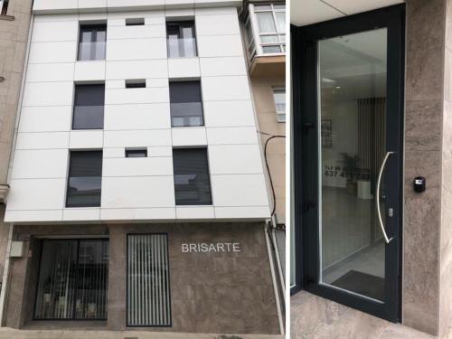 duas fotos de um edifício com uma porta de vidro em BRISARTE - Pensión Brisa em Arteixo
