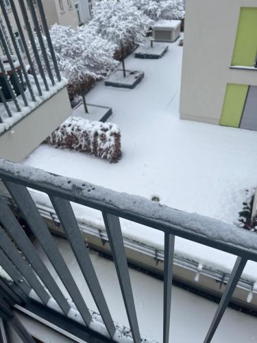 a balcony with snow on the ground at Zimmer mit eigenem Bad in Ulm