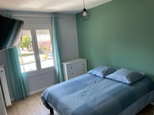 ダンケルクにあるGDK locations meublés DUNKERQUEのベッドルーム1室(青いシーツと窓付)