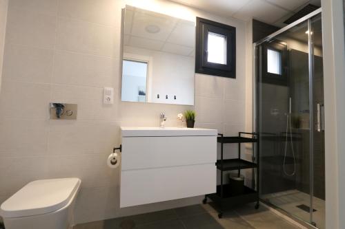 een badkamer met een toilet, een wastafel en een douche bij 3-bedroom penthouse with private roof terrace and fantastic view in Orihuela
