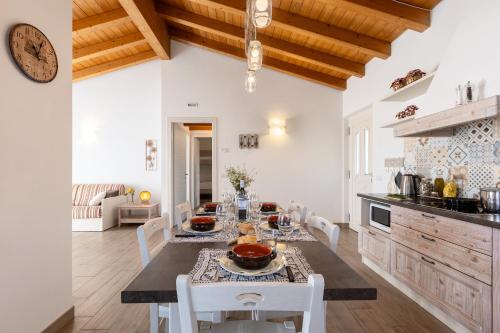 een keuken en eetkamer met een tafel en stoelen bij Mos Country House in Tremosine Sul Garda