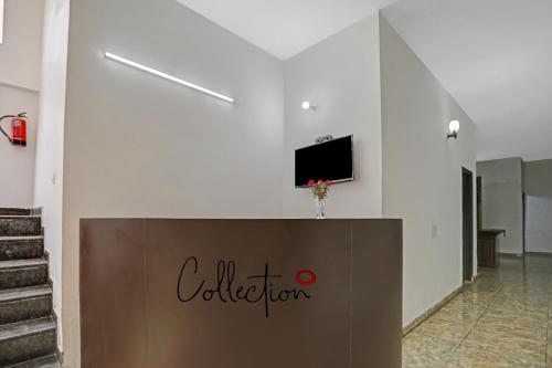 TV a/nebo společenská místnost v ubytování Collection O Naveen Stay