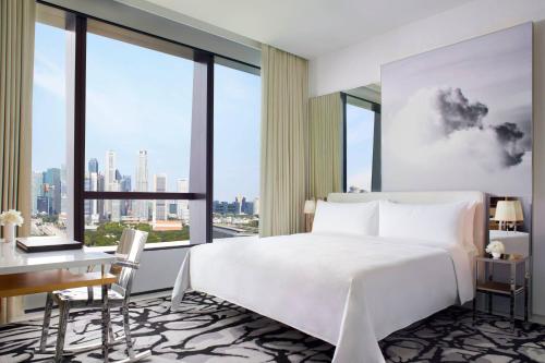En eller flere senge i et værelse på JW Marriott Hotel Singapore South Beach