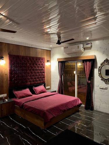 En eller flere senger på et rom på MOUNT BUNGALOWS-1 BEDROOM Private pool chalet -wifi -private pool-ac