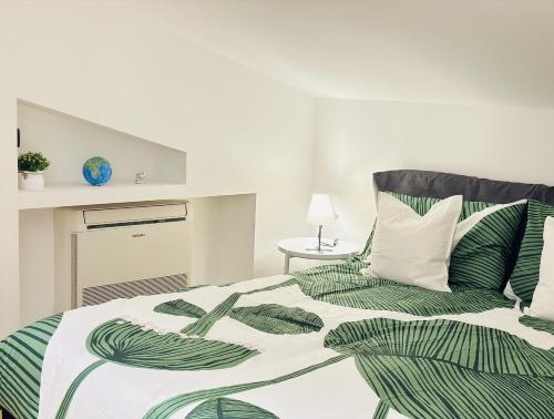Säng eller sängar i ett rum på PM 26 Via Riccardo Morbelli Guest House