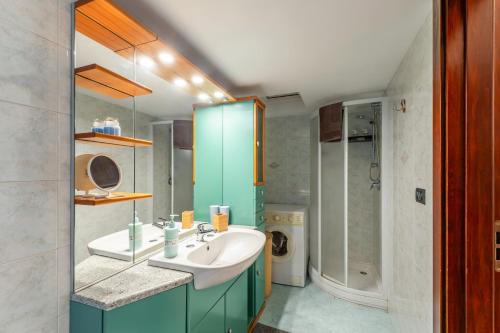 bagno con lavandino e doccia di Il Monale by Rentbeat a Martina Franca