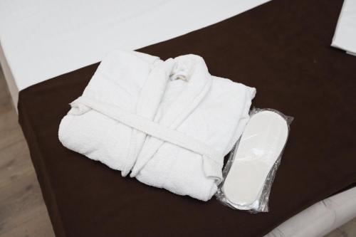 una pila de toallas sentadas en una mesa en Park Suite Hotel en Baku