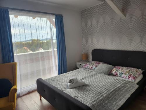 Un dormitorio con una cama con un juguete blanco. en Főnix Panzió Badacsony, en Badacsonytomaj