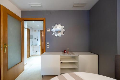 1 dormitorio con armario blanco y espejo en Comfy Downtown + Private terrace, en Barcelona