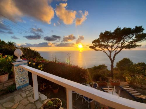 puesta de sol sobre el océano desde el balcón en bb la guardiia, en Anacapri