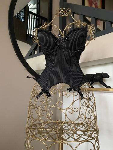 una bolsa negra y dorada en un estante en Love-Room Chic&Glam', en Saint-Vincent-de-Paul