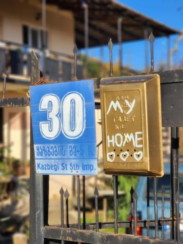 un cartello che dice accanto a una casa di my home a Kutaisi