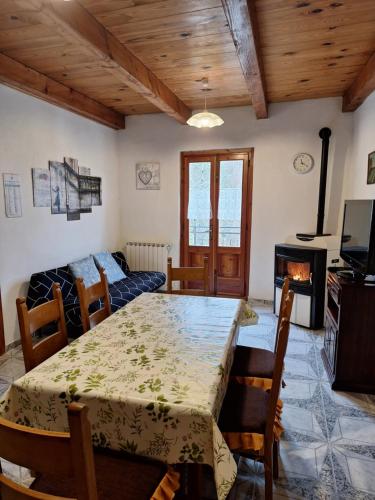 ein Wohnzimmer mit einem Tisch und einem Sofa in der Unterkunft Agriturismo il fosso in Cutigliano