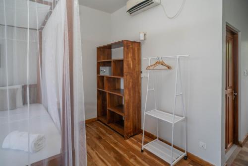 ein Badezimmer mit einer Dusche und einem Bücherregal in der Unterkunft Timeless villa in Ahangama