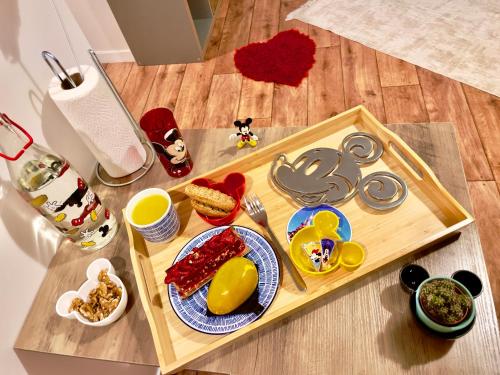 - une table avec un plateau de nourriture dans l'établissement 5 Min from Disneyland cozy retreat, à Montévrain