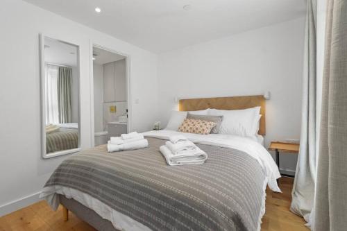een slaapkamer met een bed met twee handdoeken erop bij Cool Apartment Close to Eastbourne Town Centre in Eastbourne