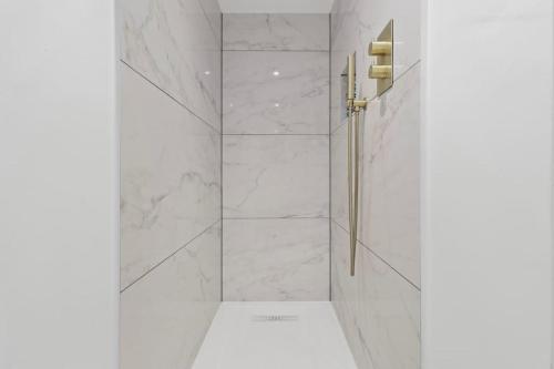een badkamer met een douche met wit marmer bij Cool Apartment Close to Eastbourne Town Centre in Eastbourne