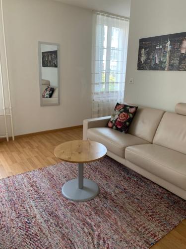 uma sala de estar com um sofá e uma mesa de centro em 2 Zimmer Appartement em Winterthur