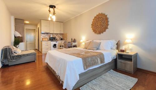 1 dormitorio con 1 cama grande y cocina en GVC 210 New Gudauri Mountain View, en Gudauri