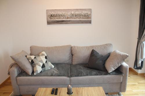 a living room with a couch and a table at Zentrum Residenz - Wohnen auf höchstem Niveau in Leipzig
