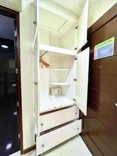 Η κουζίνα ή μικρή κουζίνα στο Sheryll Escapes - 314 La Grande Studio, Comfy studio with hotel amenities!