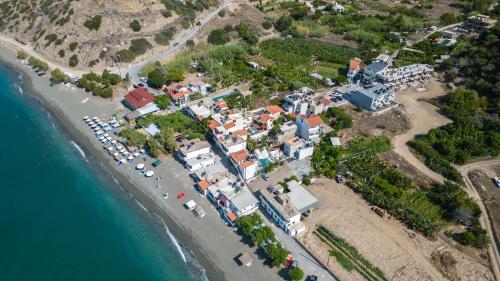 - une vue aérienne sur un petit village au bord de l'eau dans l'établissement Tertsa Suites, à Térsa