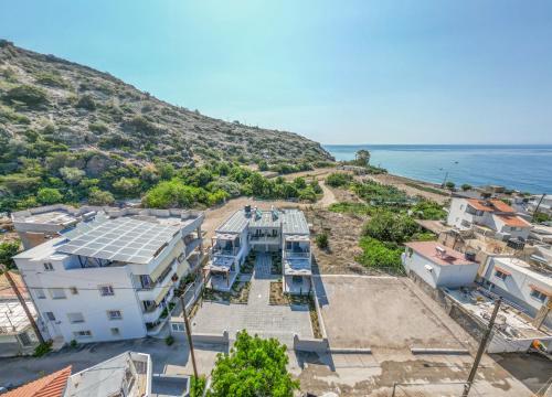 - une vue aérienne sur un bâtiment avec vue sur l'océan dans l'établissement Tertsa Suites, à Térsa