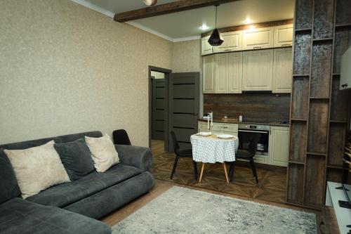 sala de estar con sofá y mesa en Люкс в ЖК Green City Park, en Karagandá
