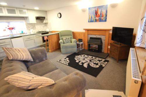 sala de estar con sofá y fogones en 23 Fairfield, en Inverness