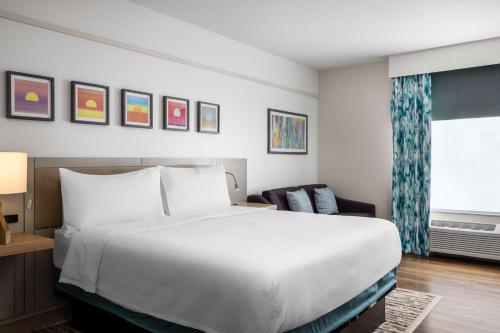 En eller flere senge i et værelse på Hilton Garden Inn West Palm Beach Airport