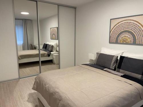 Ένα ή περισσότερα κρεβάτια σε δωμάτιο στο make yourself at home