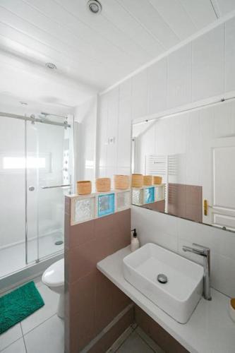 une salle de bain avec un lavabo, des toilettes et un miroir dans l'établissement Downtown LH - Confort - 6 pers, au Havre