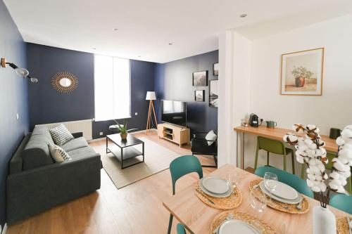 un salon avec un canapé et une table dans l'établissement Downtown LH - Confort - 6 pers, au Havre
