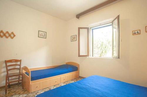 1 Schlafzimmer mit 2 Betten und einem Fenster in der Unterkunft Giuliana in Campese