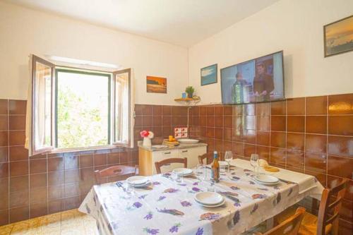 eine kleine Küche mit einem Tisch und einem Fenster in der Unterkunft Giuliana in Campese