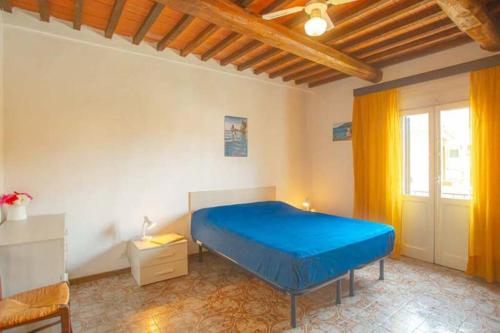 ein Schlafzimmer mit einem blauen Bett und einem Fenster in der Unterkunft Giuliana in Campese