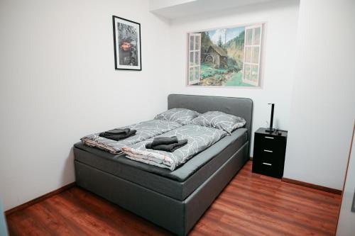 - une chambre avec un lit dans l'établissement Vienna Shopping Center 12 Apartment, à Vienne