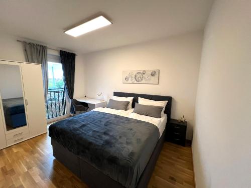1 dormitorio con 1 cama grande en una habitación en Zentrum Residenz - Wohnen auf höchstem Niveau, en Leipzig